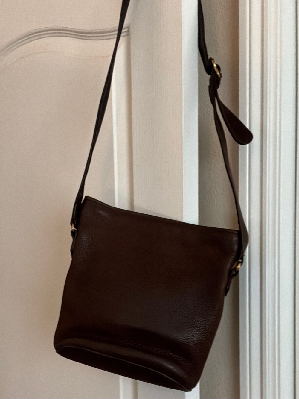 Classic Brown Leather Crossbody Bag with Adjustable Strap